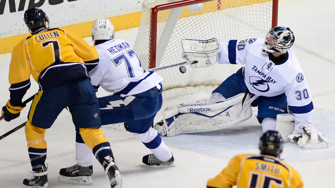 Martin St. Louis scores twice, but Lightning fall to Predators